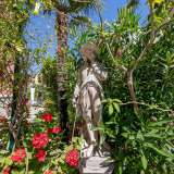 Attorno all�opera si sviluppa un�aiuola circolare che comprende altre due statue
